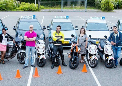 Al onze instructeurs staan naast de motorvoertuigen.